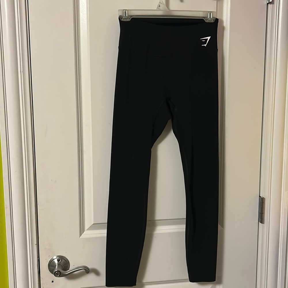 Black gym shark leggings.